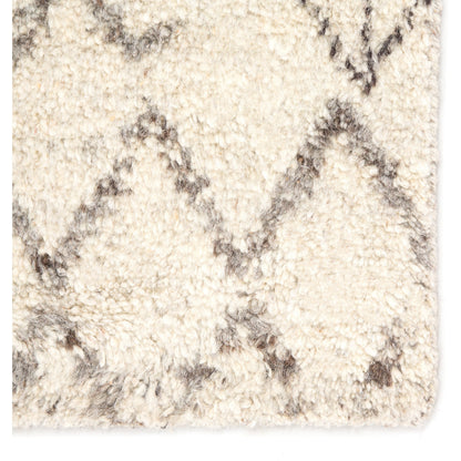 Zuri ZUI01 Rug by Jaipur Living in turtledove, walnut. Made from 100% handspun wool in a unique style.