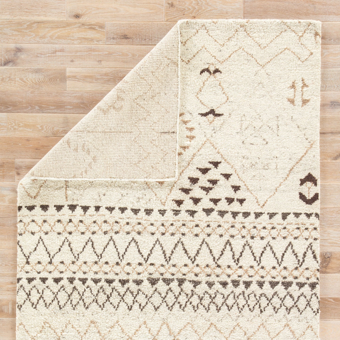 003 82034-31926,82034-31927,82034-31928,SI-1946448,SI-1946449 | Closeup | Zuri ZUI05 Rug by Jaipur Living in standstorm, paloma. Made from unique in a unique style.