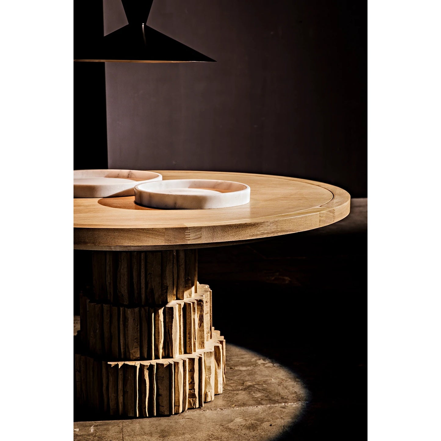 005 S-334253 | Lifestyle | Round Tray by Noir in white stone. Made from unique in a modern style.