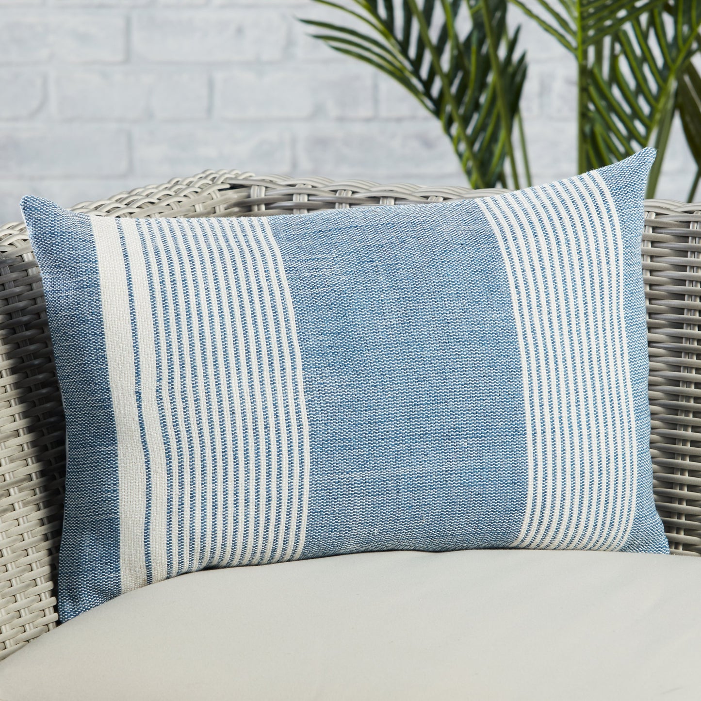 008 SI-1785447 | Closeup | Acapulco ACA05 Indoor/Outdoor Pillow by Jaipur Living. Made from 100% pet yarn in a modern style.