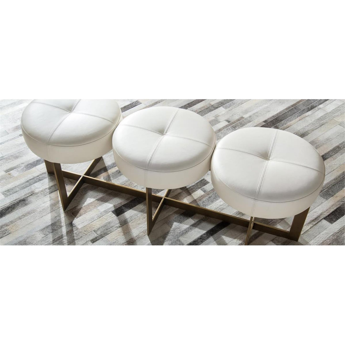 001 SR-866158 | Lifestyle | White Leather Button Bench by John-Richard in brass, white. Made from brass, leather in a modern style.