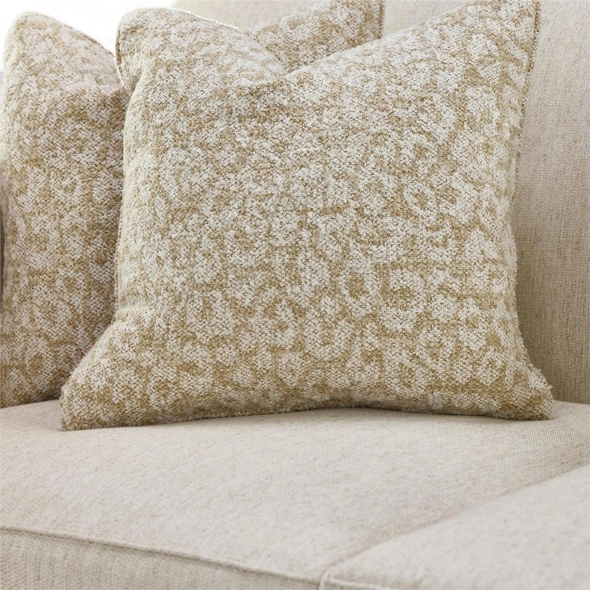Malta Sofa by John-Richard in cheetah crème, limerick crème. Made from unique in a transitional style.