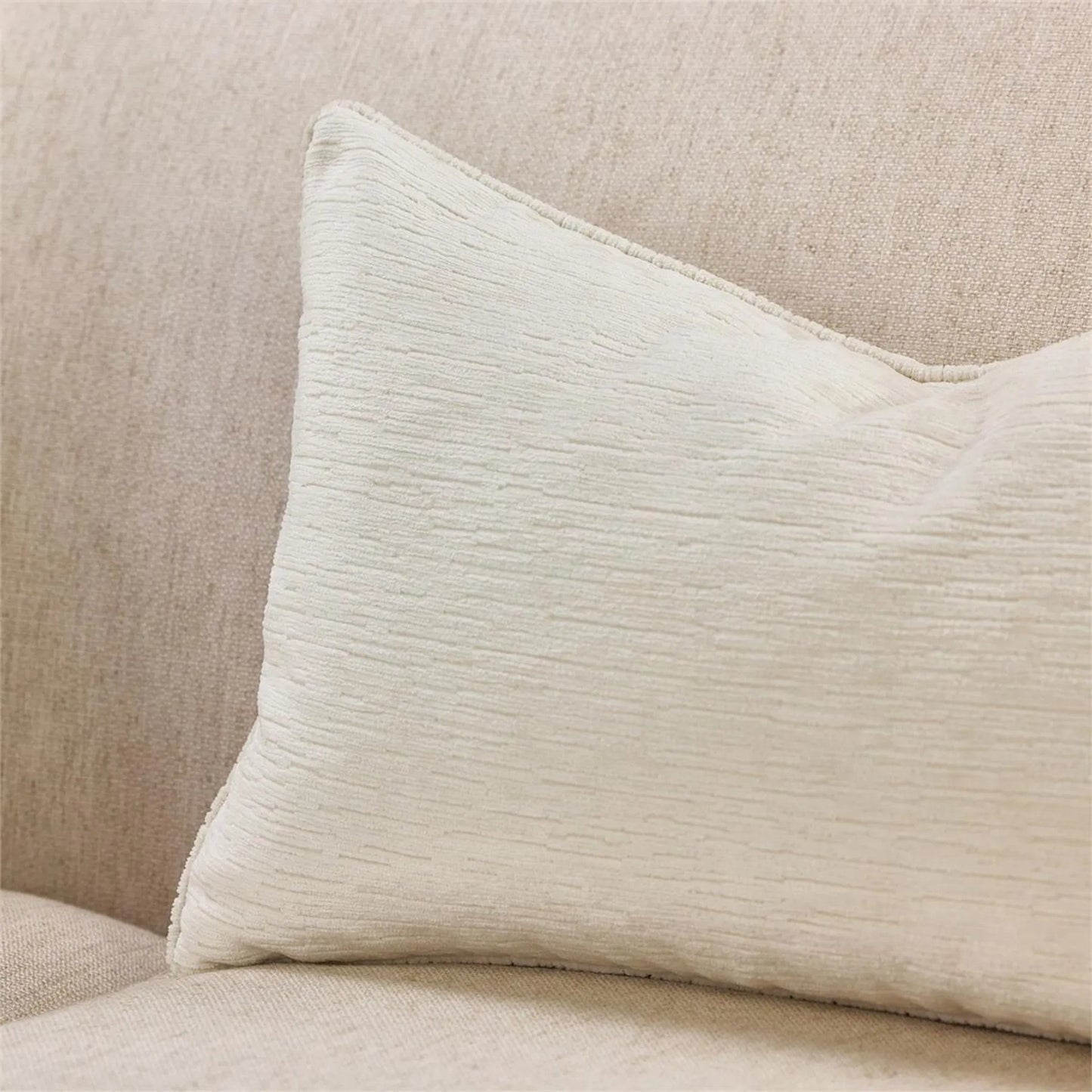 003 SI-2373535 | Closeup | Malta Sofa by John-Richard in cheetah crème, limerick crème. Made from unique in a transitional style.