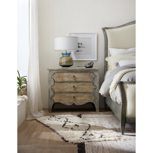 Ciao Bella Bachelors Chest by Hooker Furniture in time worn grey. Made from maple veneer, cedar, felt panel, solid-wood edge top in a rustic style.