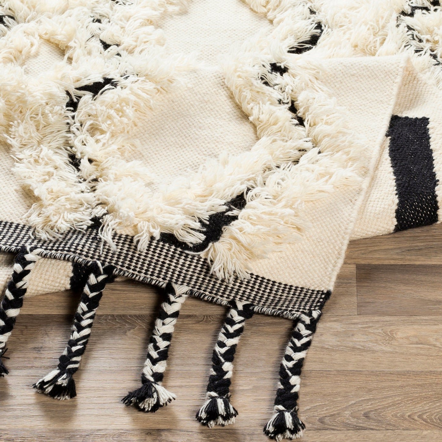 007 SI-1842710,SR-755344,SR-755345,SR-755346,SR-755347,SR-755348,SR-755349 | Closeup | Apache Rug - 23792 by Livabliss in cream, black. Made from 100% wool in a unique style.