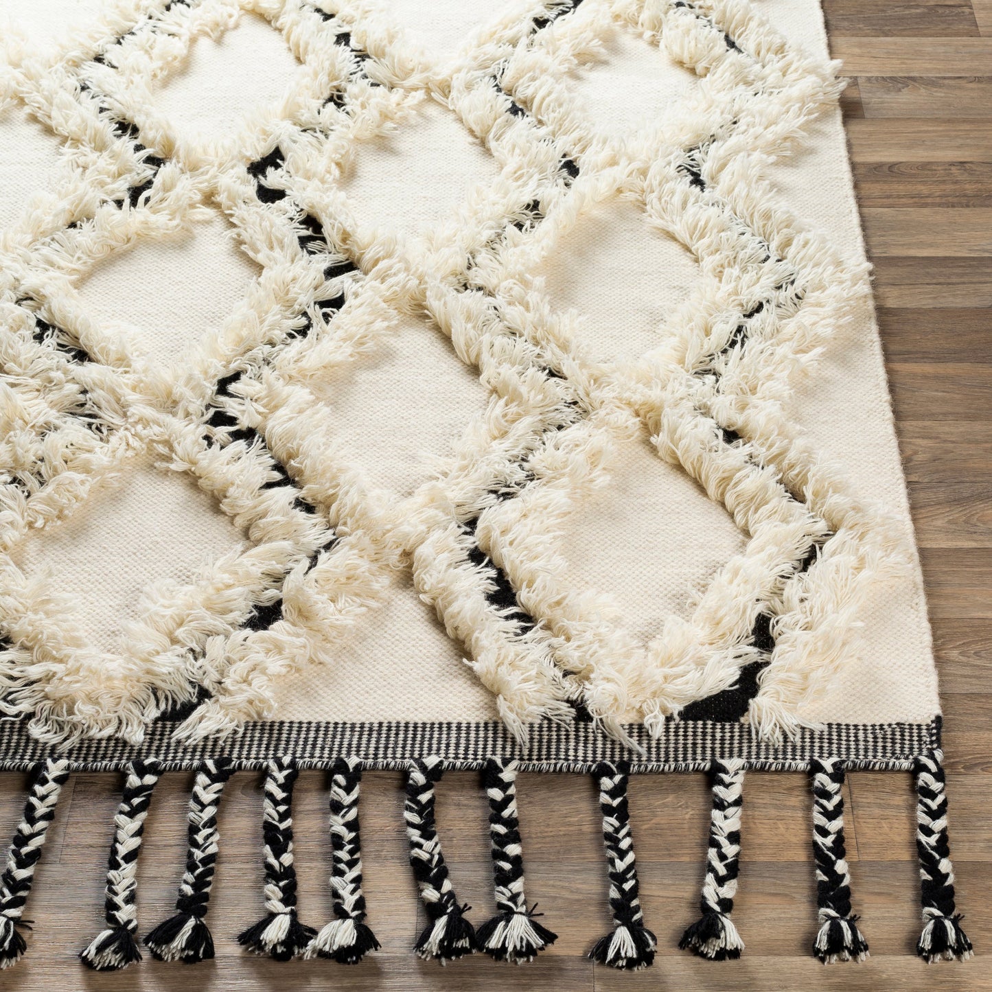 007 SI-1842710,SR-755344,SR-755345,SR-755346,SR-755348,SR-755349 | Closeup | Apache APA-2300 Rug by Livabliss in cream, black. Made from 100% wool in a unique style.