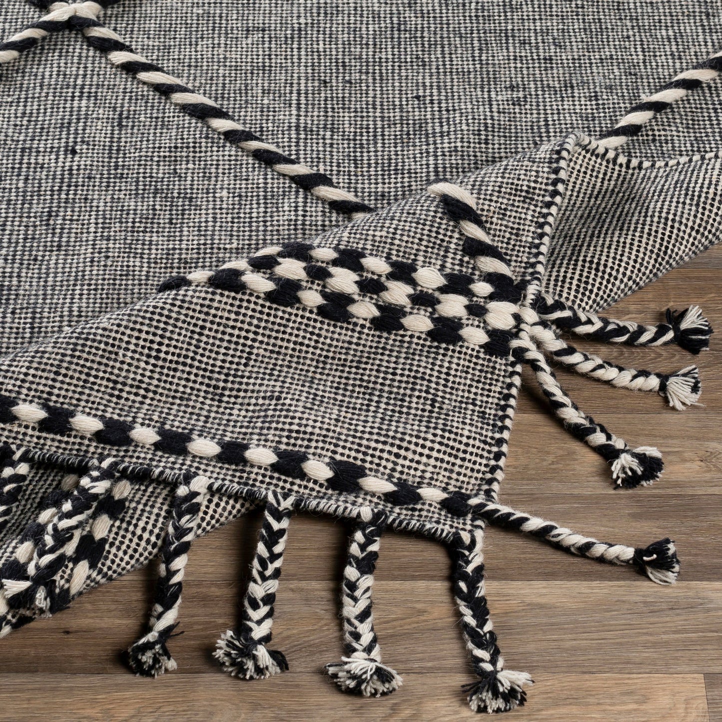 011 SR-879190,SR-879191,SR-879192,SR-879193,SR-879194,SR-879195,SR-879196 | Closeup | Apache Rug - 25154 by Livabliss. Made from 100% wool in a unique style.