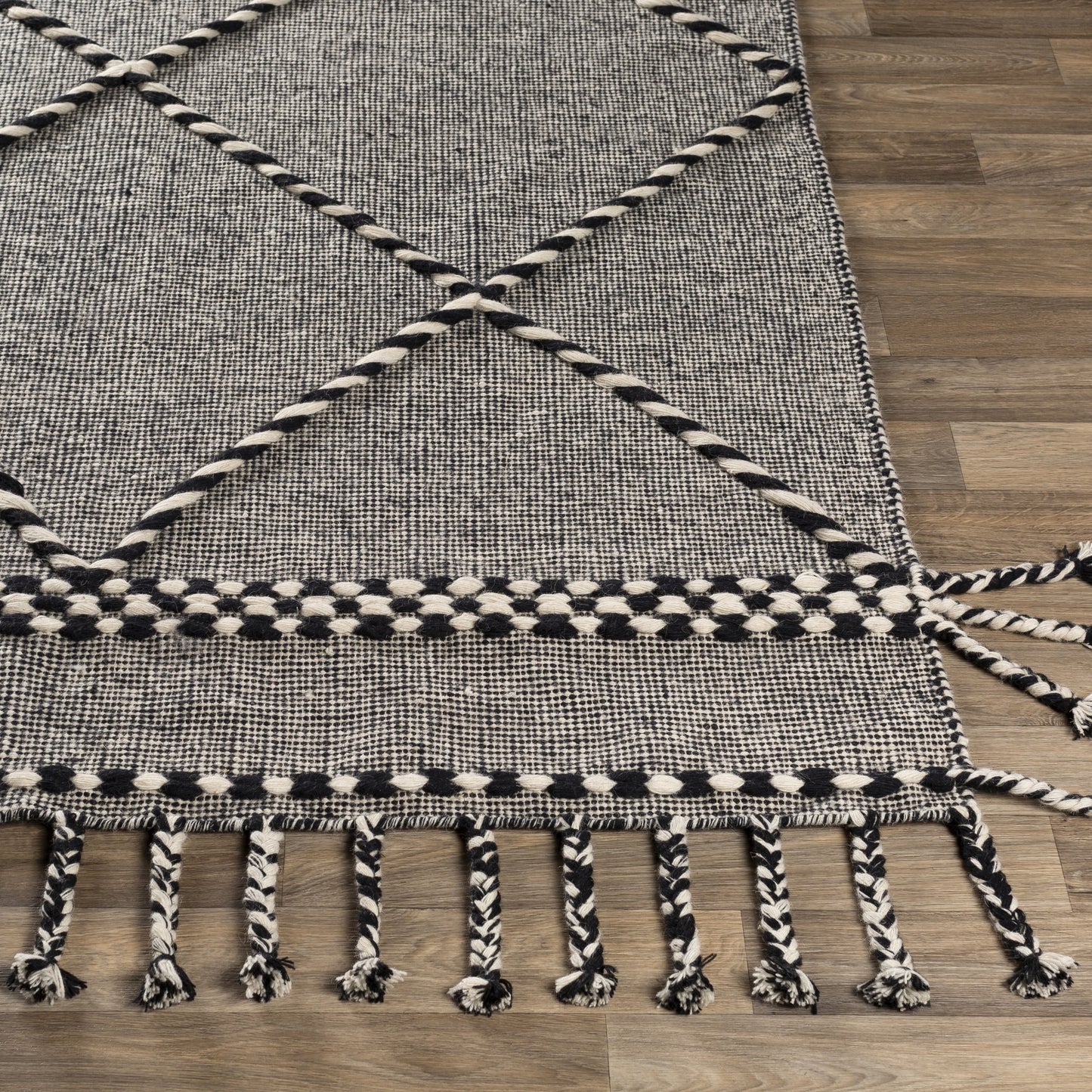 010 SR-879190,SR-879191,SR-879192,SR-879193,SR-879194,SR-879195,SR-879196 | Closeup | Apache Rug - 25154 by Livabliss. Made from 100% wool in a unique style.