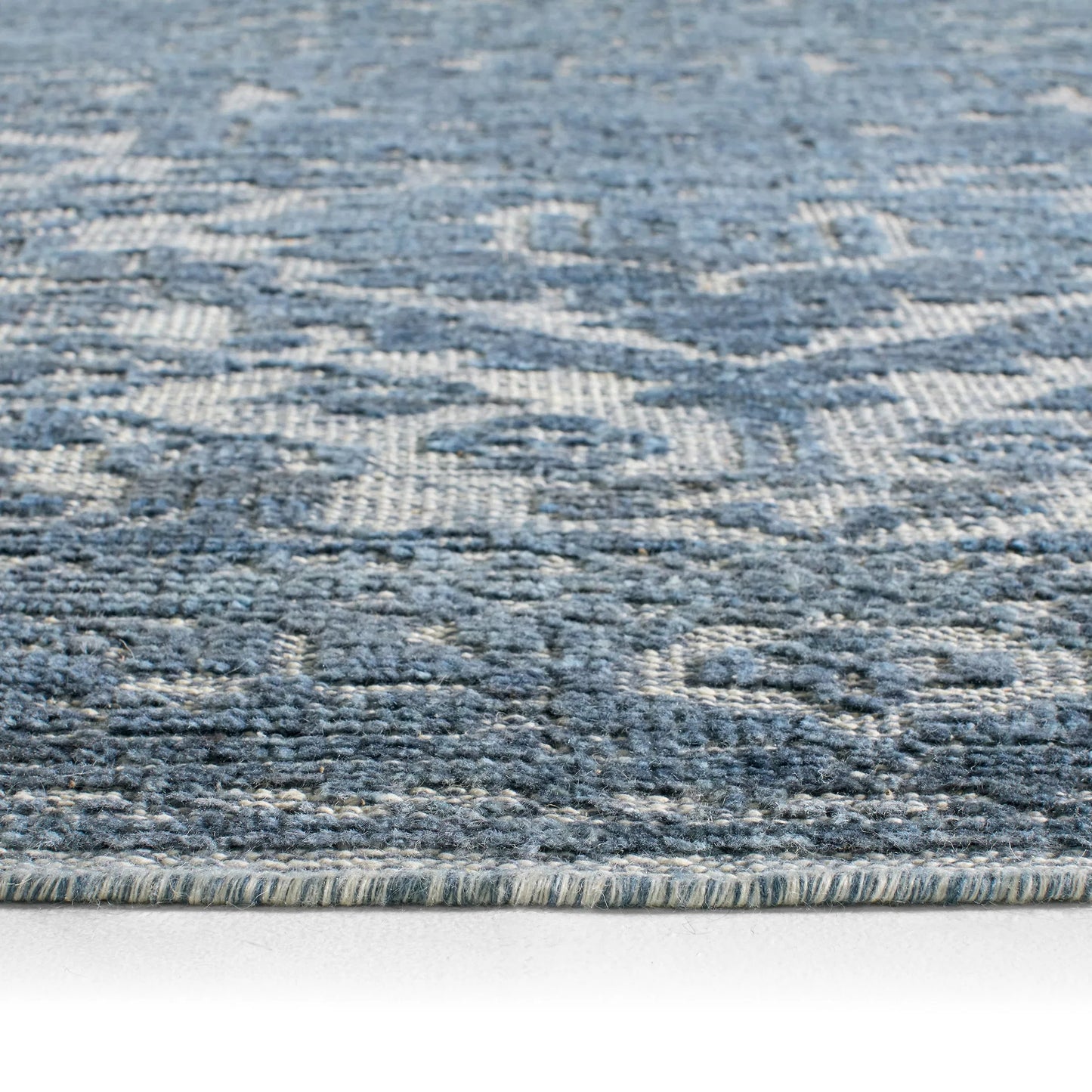 002 SI-2531238,SI-2531239,SI-2531240,SI-2531241,SI-2531242,SI-2531243 | Closeup | Aposio APS03 Rug by Jaipur Living in blue. Made from 100% wool in a unique style.