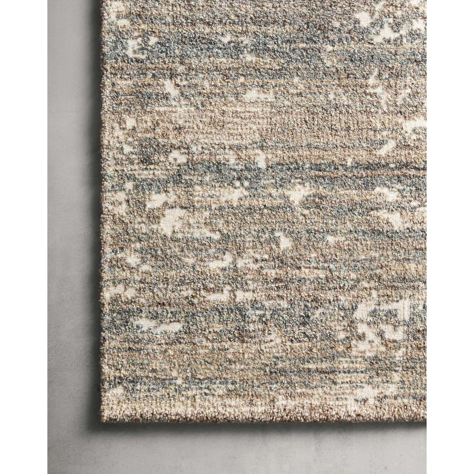 Augustus AGS-06 Rug by Loloi in fog. Made from 70% polypropylene, 30% polyester in a unique style.