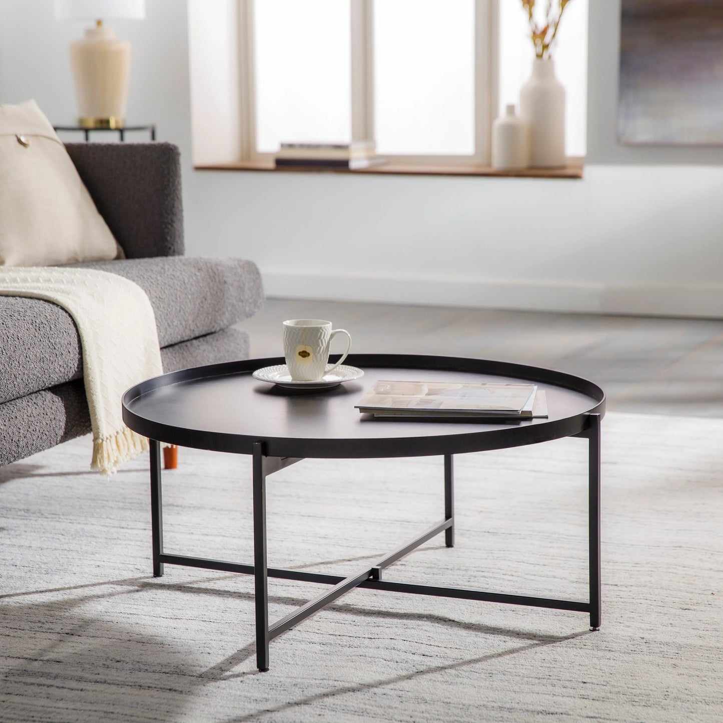 001 SI-1914527 | Lifestyle | Aracruz - 29268 by Surya in black and powder coatedhand painted. Made from top: manufactured wood, base: metal in a modern style.