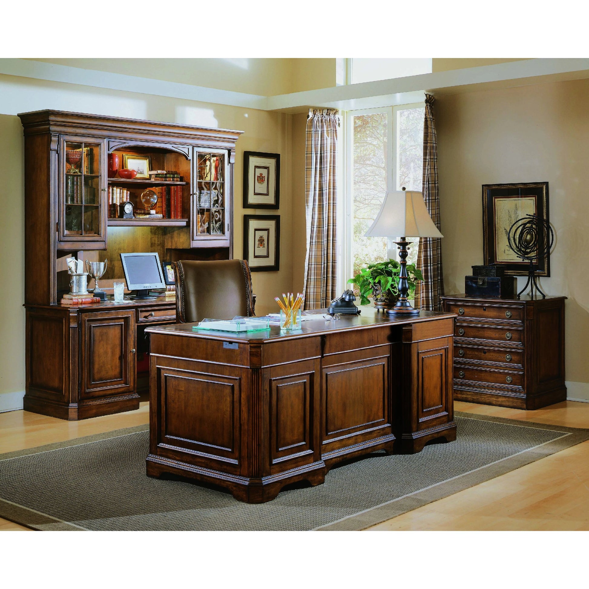 Brookhaven Desk Chair by Hooker Furniture in brown and cherry. Made from cherry veneers with split grain leather in a transitional style.