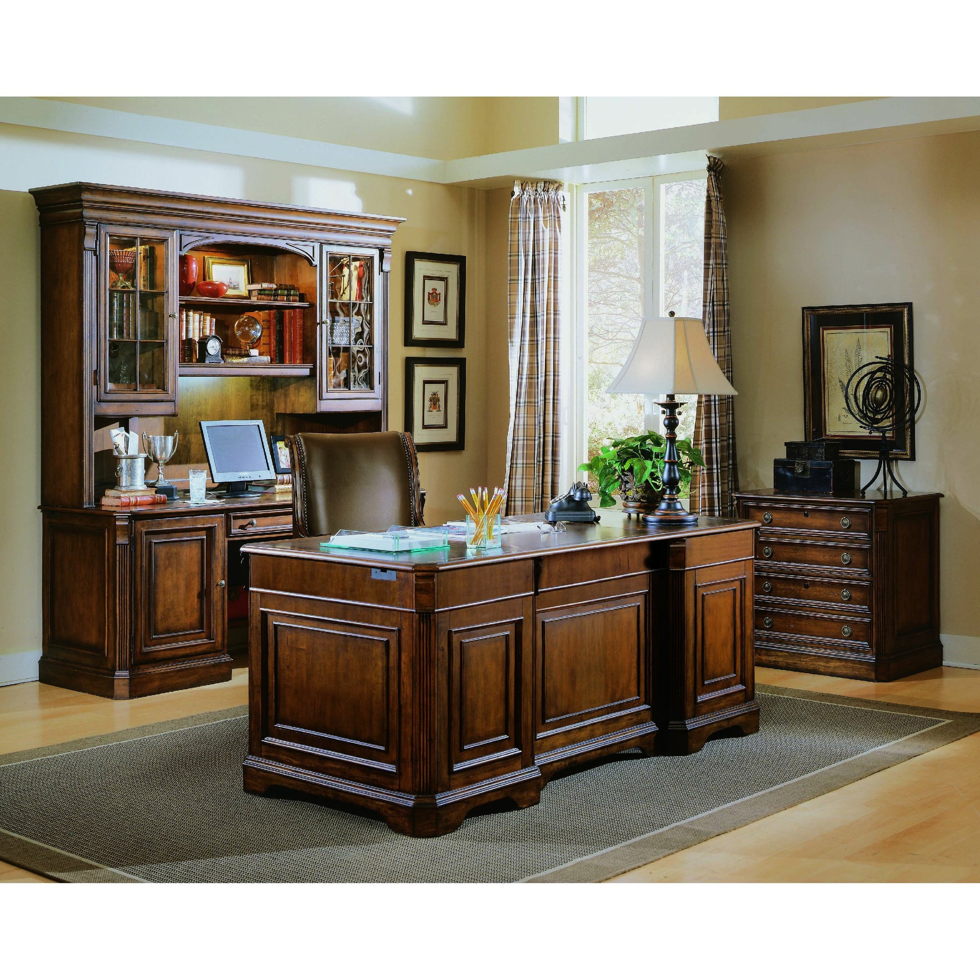 Brookhaven Desk Chair by Hooker Furniture in brown and cherry. Made from cherry veneers with split grain leather in a transitional style.
