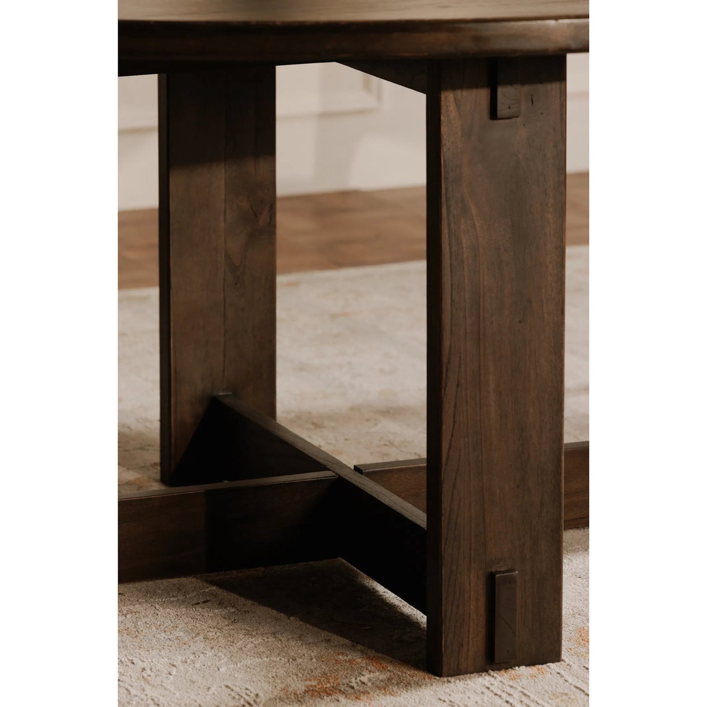 006 SI-2368083 | Lifestyle | Glenn Round Dining Table by Moe's Home Collection in dark brown. Made from solid neem wood, iron bar, connecting plates in a traditional style.