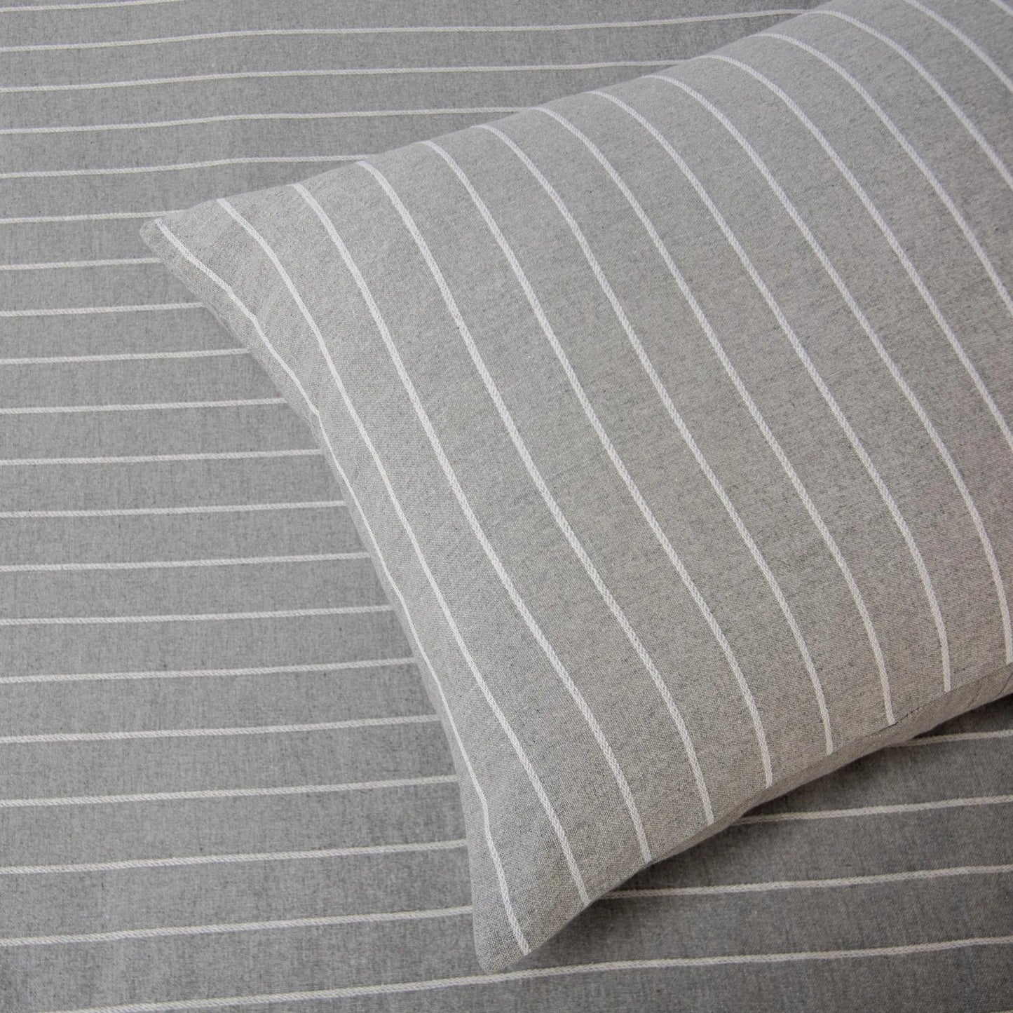 007 SI-2295546,SI-2295547 | Closeup | Sawmill Bedding by HedgeApple Essentials in grey. Made from recycle cotton woven (cotton, polyeseter), polyesetr in a unique style.