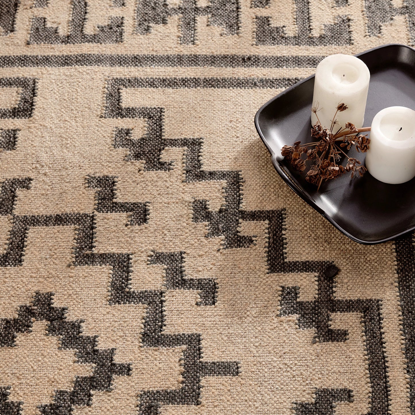 007 SI-1717779,SI-1717780,SI-1717781,SI-1717782,SI-1717783,SI-1717784 | Lifestyle | Bedouin BD24 Rug by Jaipur Living in beige, black. Made from 100% jute in a unique style.