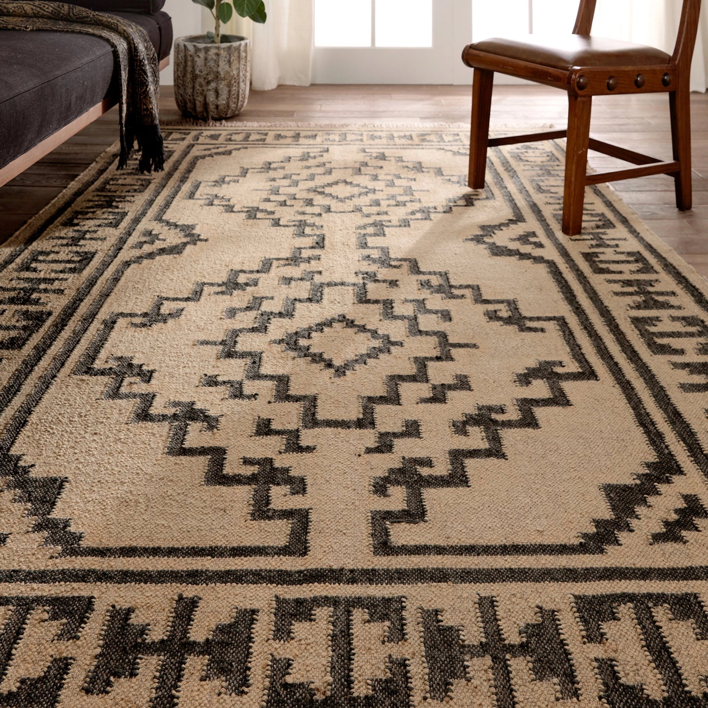 008 SI-1717779,SI-1717780,SI-1717781,SI-1717782,SI-1717783,SI-1717784 | Lifestyle | Bedouin BD24 Rug by Jaipur Living in beige, black. Made from 100% jute in a unique style.