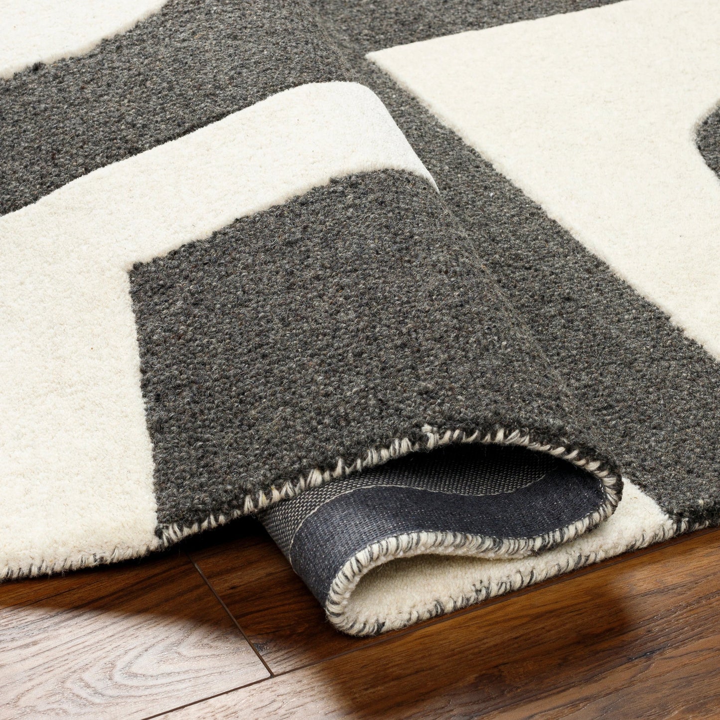 003 SI-1917416,SI-1917418,SI-1917419 | Closeup | Brook Rug - 31413 by Livabliss in white, charcoal. Made from main: 100% wool in a unique style.