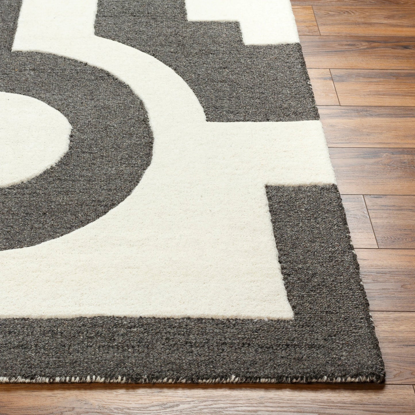 004 SI-1917416,SI-1917418,SI-1917419 | Closeup | Brook Rug - 31413 by Livabliss in white, charcoal. Made from main: 100% wool in a unique style.