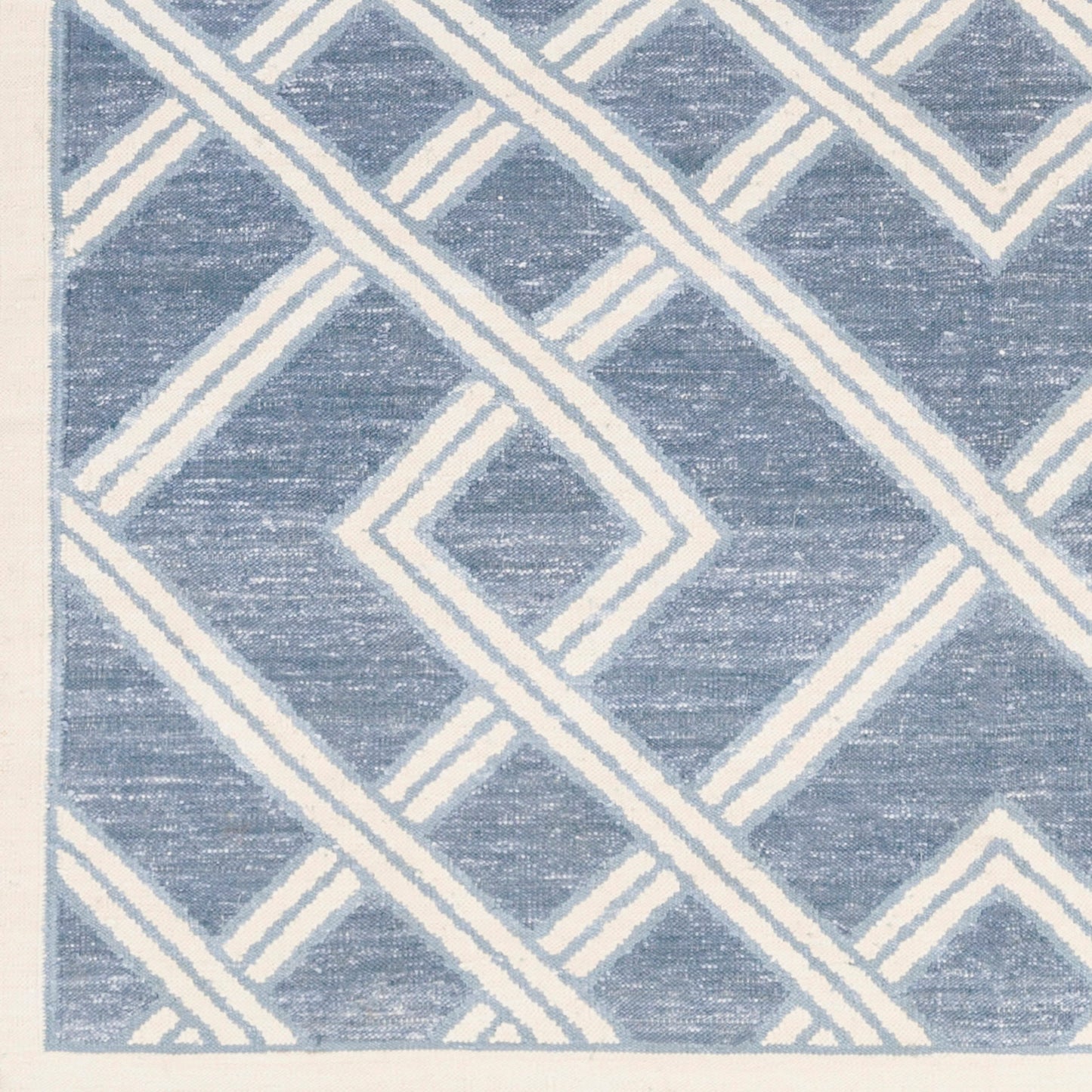 015 72371-28089,72371-28090,72371-28094 | Closeup | Brighton BTN-4000 Rug by Surya. Made from 100% viscose in a unique style.