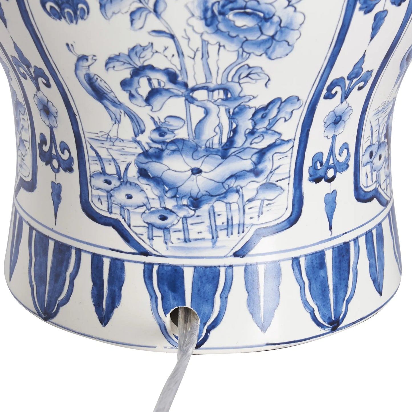 003 SI-2533820 | Closeup | Dutch Delft Lamp by Chelsea House in black, white, cream and blue, white glaze. Made from unique in a unique style.