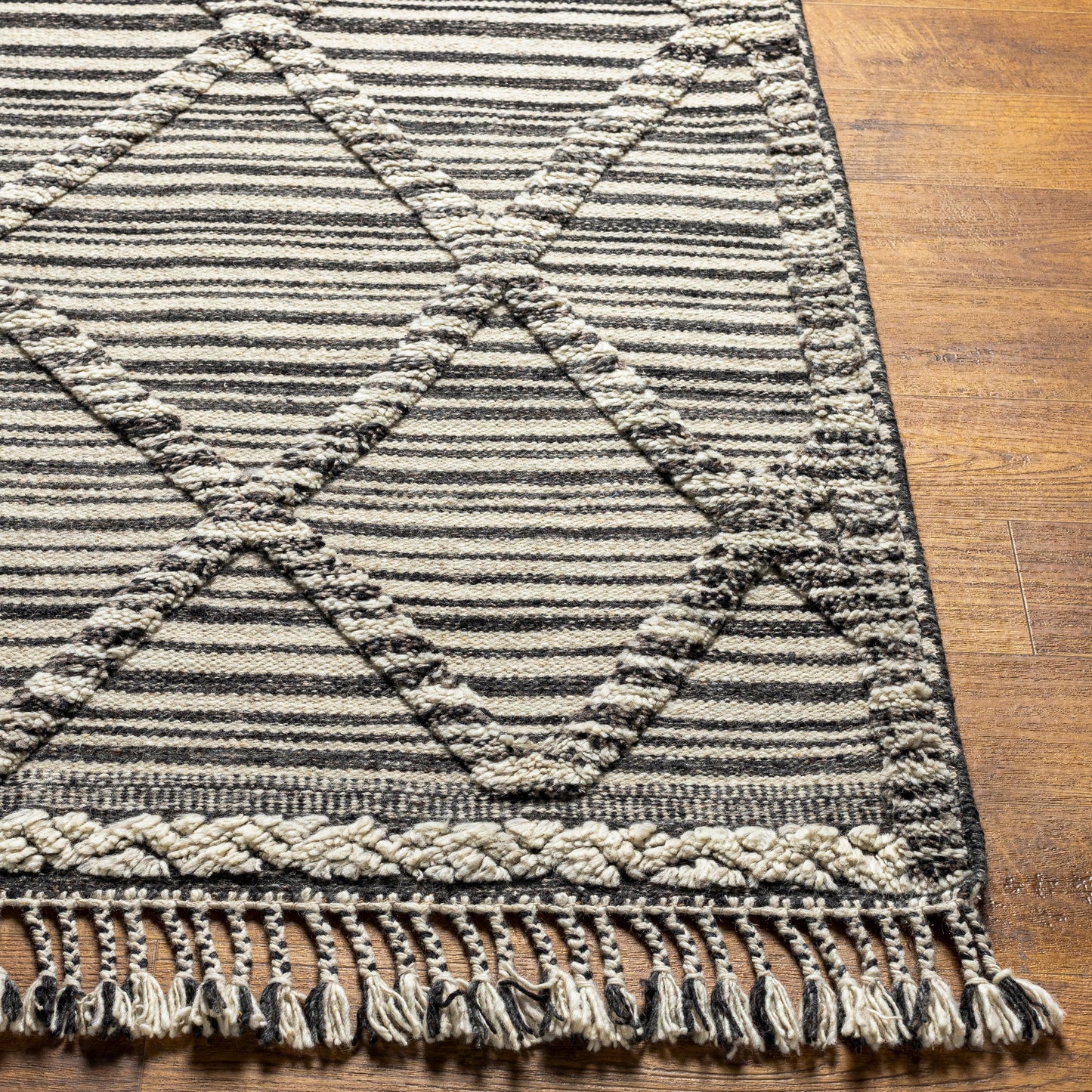006 SI-1796242,SI-1796243,SI-1796244,SI-1796245,SI-1796246 | Closeup | Cadiz Rug - 29474 by Surya in ivory, black, gray. Made from 100% wool in a unique style.