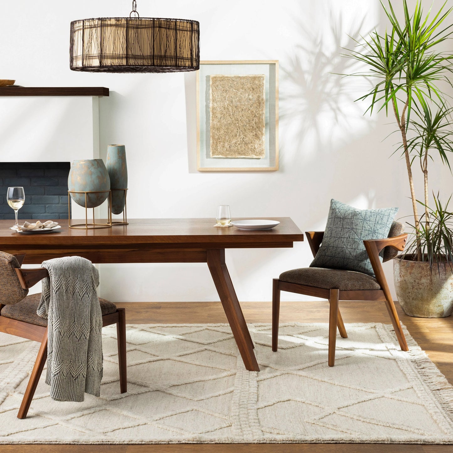 010 SI-1796257,SI-1796259,SI-1796260,SI-1796261,SI-1914630,SI-1914631 | Lifestyle | Cadiz Rug - 29477 by Surya in light beige, medium gray, cream. Made from unique in a unique style.