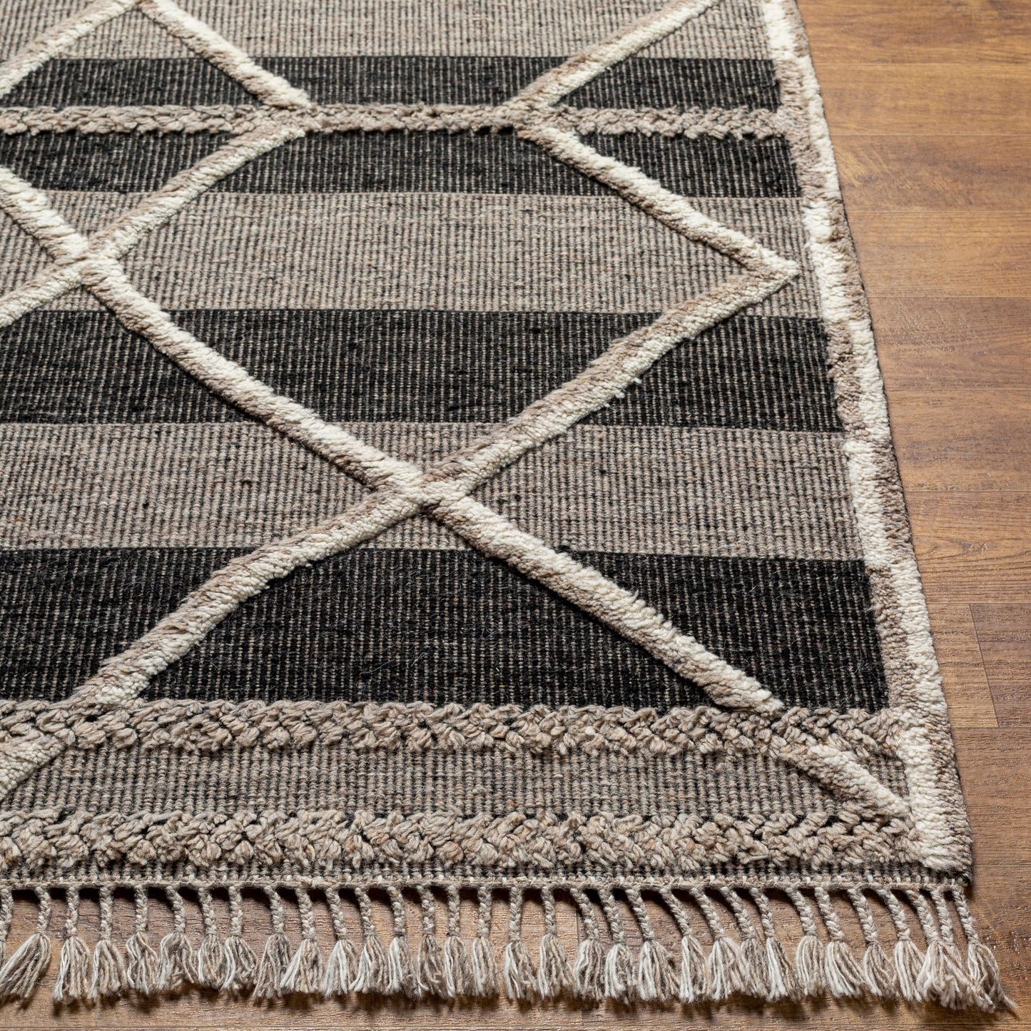 007 SI-1796262,SI-1796263,SI-1796264,SI-1796265,SI-1796266 | Closeup | Cadiz Rug - 29478 by Surya in gray, black, cream. Made from 100% wool in a unique style.