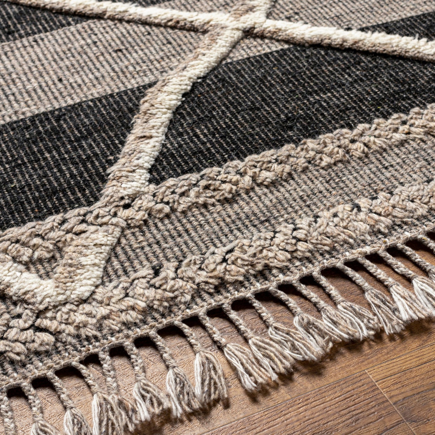006 SI-1796262,SI-1796263,SI-1796264,SI-1796265,SI-1796266 | Closeup | Cadiz Rug - 29478 by Surya in gray, black, cream. Made from 100% wool in a unique style.
