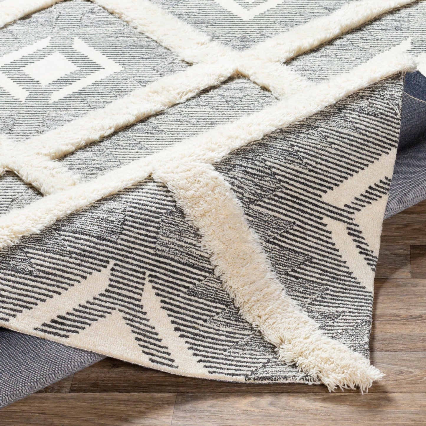 006 SR-755433 | Closeup | Cherokee Rug - 23800 by Surya in black, charcoal, cream. Made from 100% wool in a unique style.