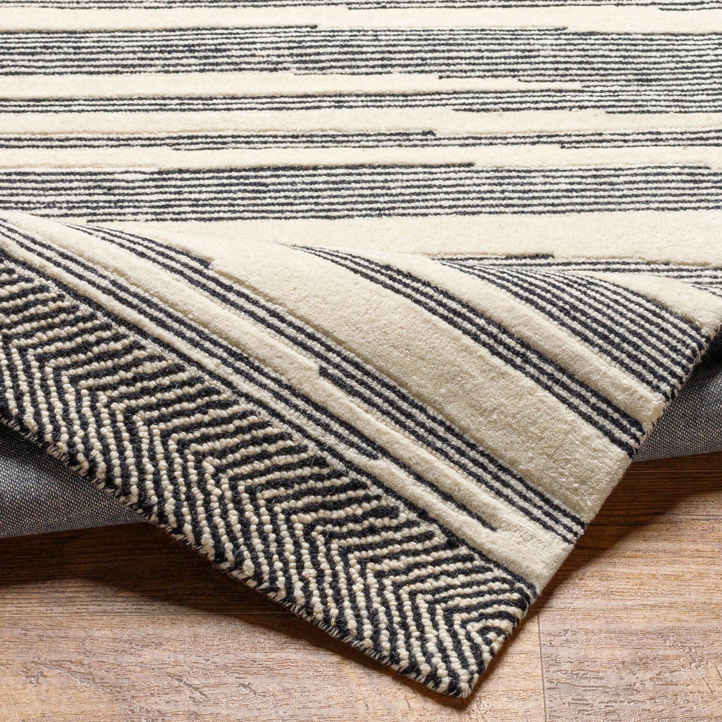 006 SI-1826311,SI-1826313,SI-1826314,SI-1826315,SI-1826316,SI-1826317 | Closeup | Cherokee Rug - 29981 by Livabliss in black, cream. Made from 100% wool in a unique style.