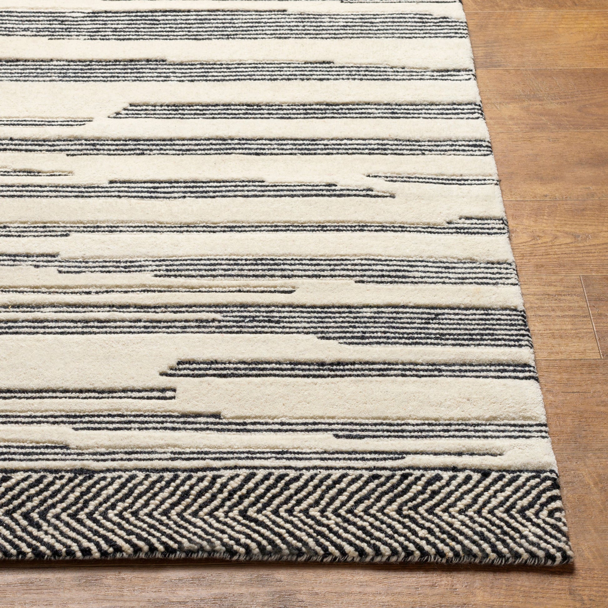 Cherokee Rug - 29981 by Livabliss in black, cream. Made from 100% wool in a unique style.