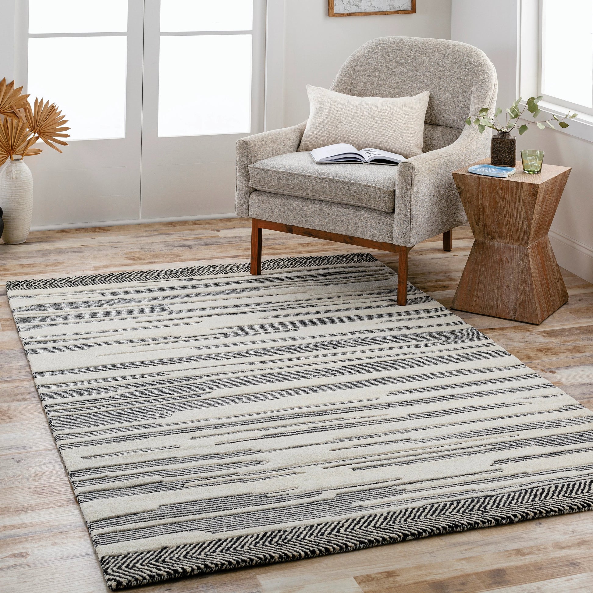 Cherokee Rug - 29981 by Livabliss in black, cream. Made from 100% wool in a unique style.