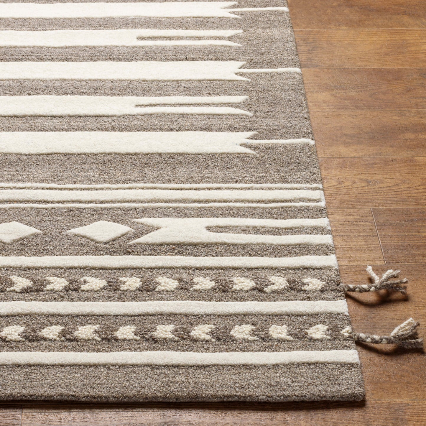 006 SI-1826318,SI-1826319,SI-1826323,SI-1826324 | Closeup | Cherokee Rug - 29982 by Livabliss in oatmeal, dark brown, brown. Made from 100% wool in a unique style.