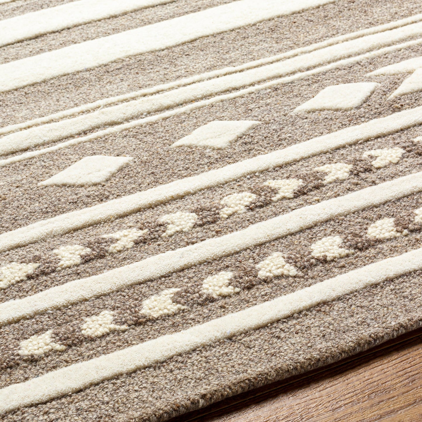 005 SI-1826318,SI-1826319,SI-1826323,SI-1826324 | Closeup | Cherokee Rug - 29982 by Livabliss in oatmeal, dark brown, brown. Made from 100% wool in a unique style.