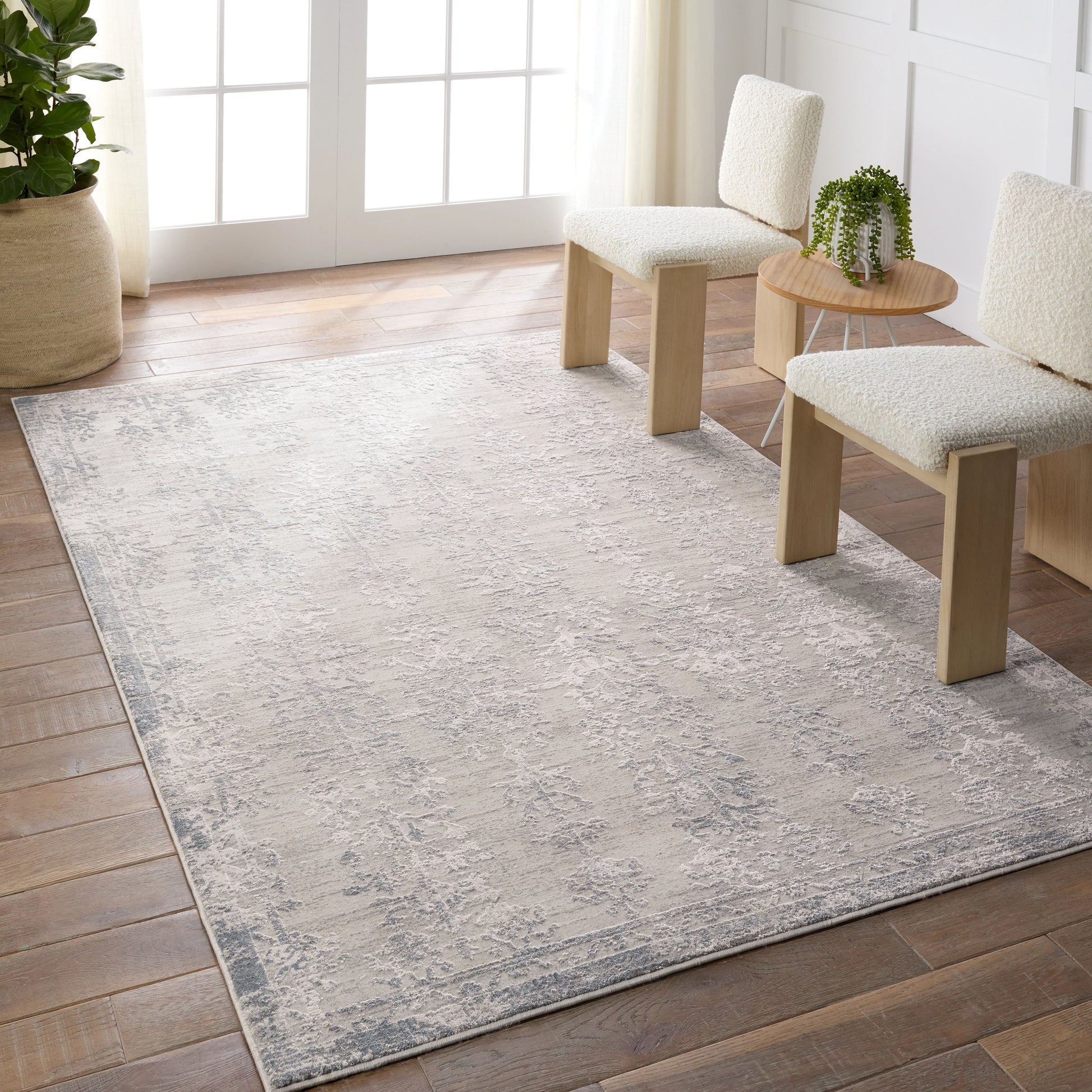 Cirque Fortier CIQ47 Rug by Jaipur Living in silver, slate. Made from 50% polyester, 50% viscose in a unique style.