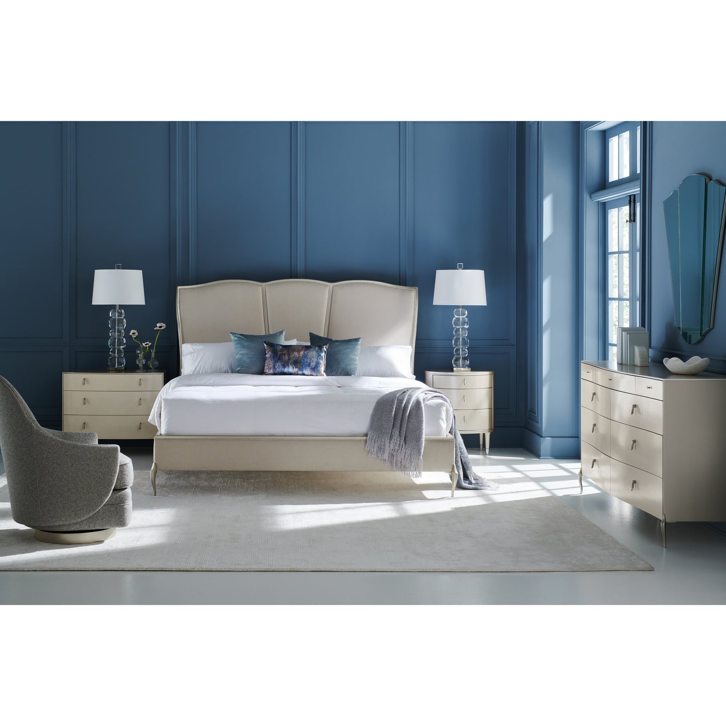 002 SI-1756701 | Lifestyle | Un-Deux-Trois by Caracole in natural and soft silver. Made from asian hardwood, metal in a transitional style.