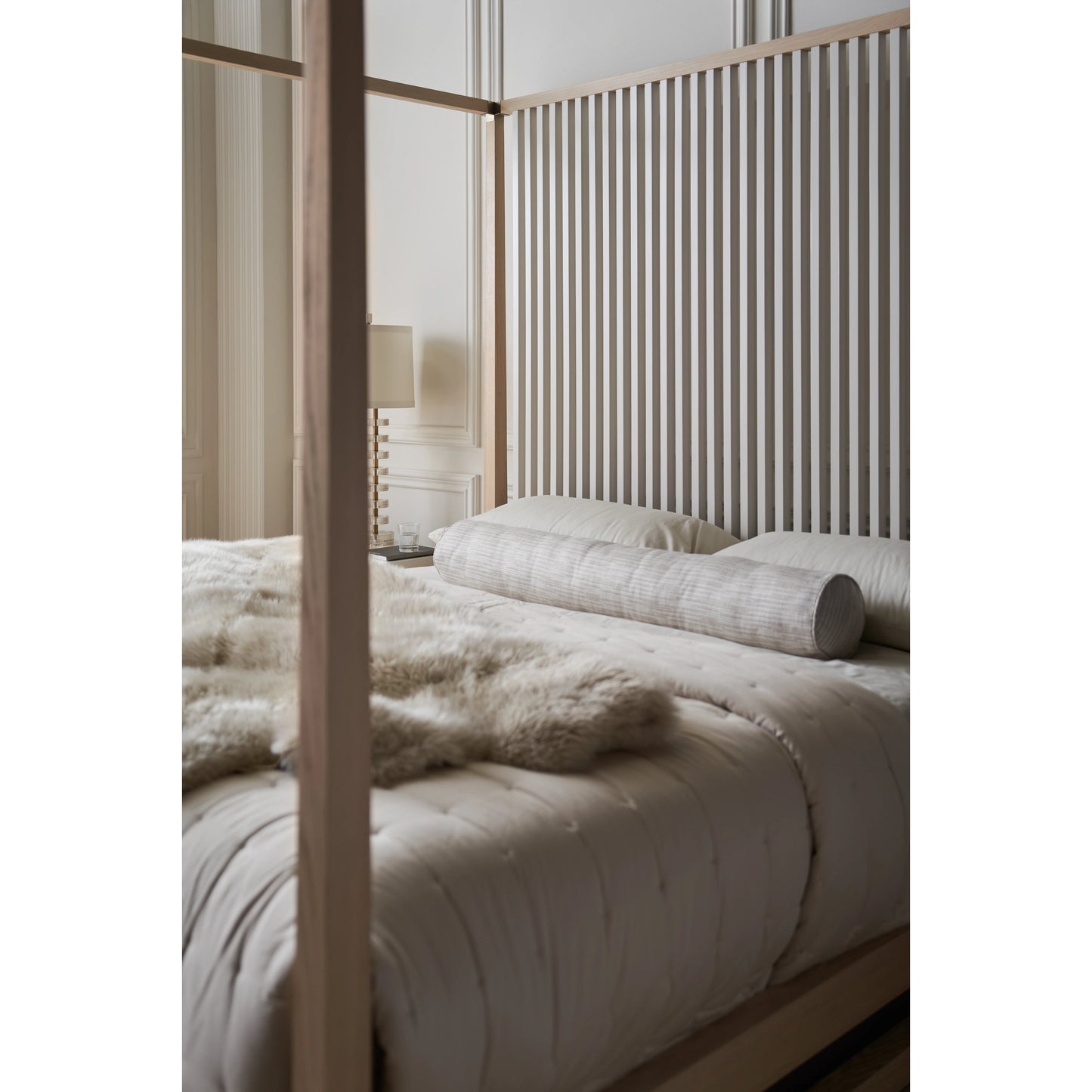 007 SI-2095925 | Lifestyle | Pinstripe Light Bed by Caracole in sun drenched oak, almond milk. Made from oak, quartersawn oak in a modern style.