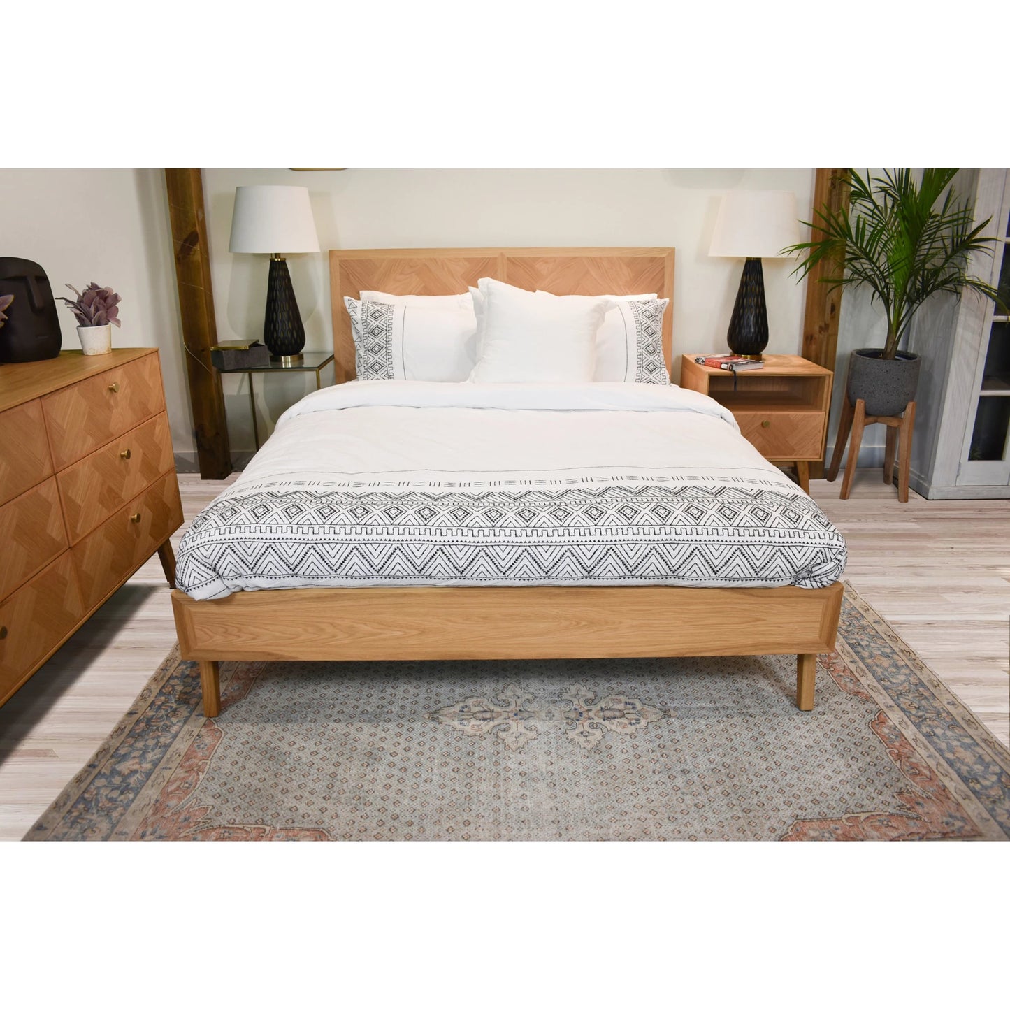 008 SI-2004191 | Lifestyle | Colton Bed by LH Imports in light brown. Made from solid oak, mdf oak veneer in a modern style.
