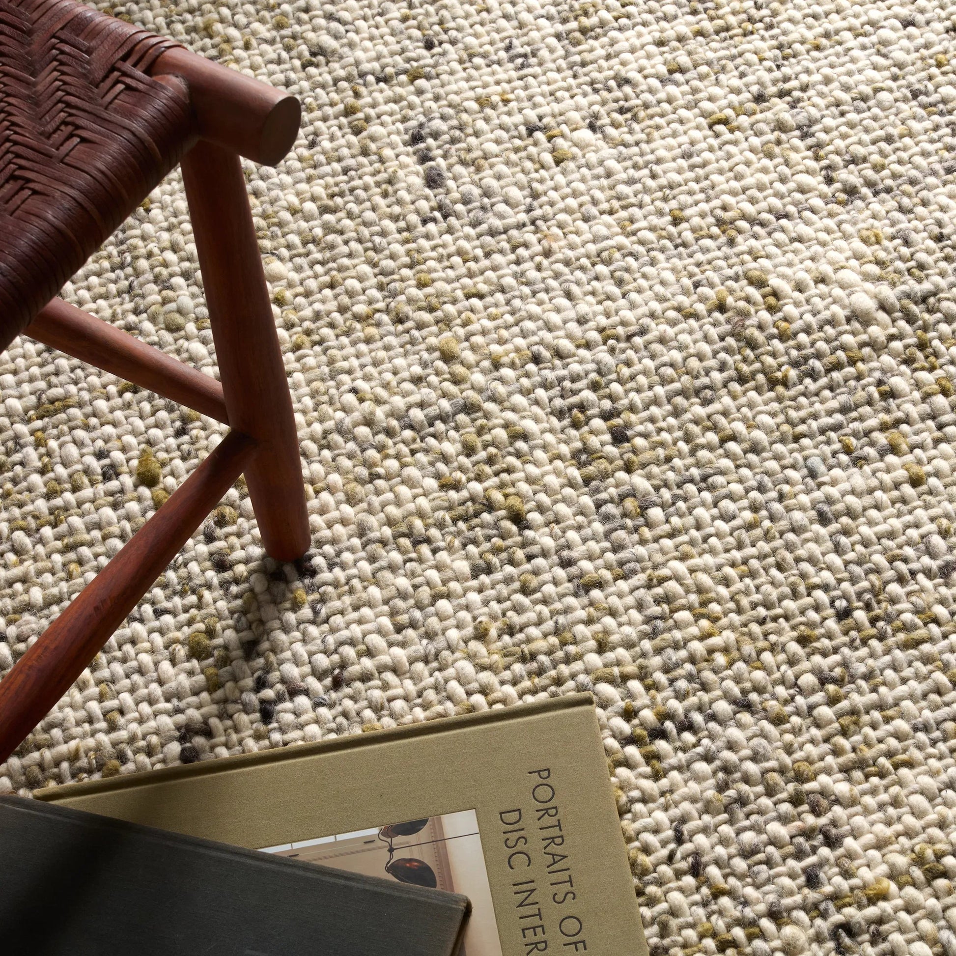 Cambridge CMB08 Rug by Jaipur Living in green, white. Made from 100% wool in a unique style.