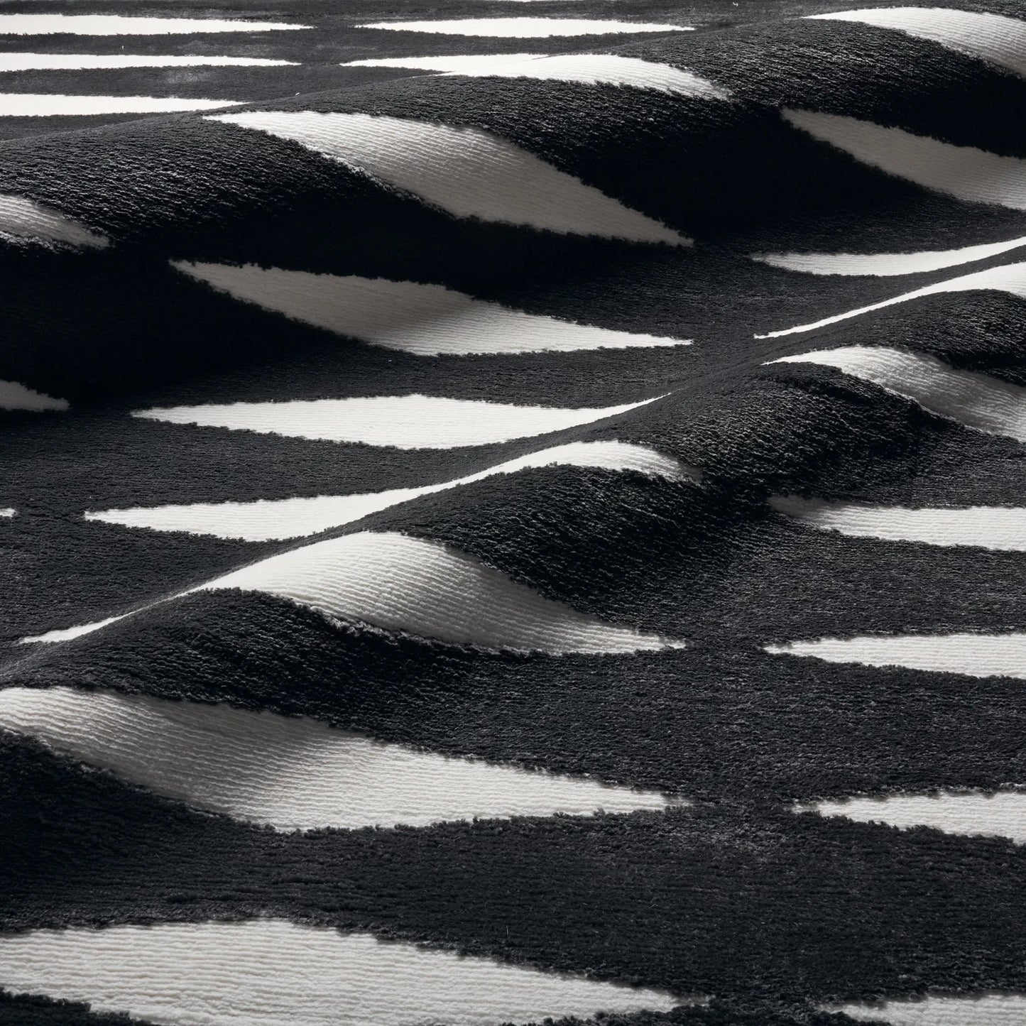 006 SI-2123465,SI-2123466,SI-2123467,SI-2123468,SI-2123469,SI-2123470,SI-2386008 | Closeup | Calix by Nikki Chu CNU01 Rug by Jaipur Living in black, white. Made from 70% polypropylene 30% polyester in a unique style.