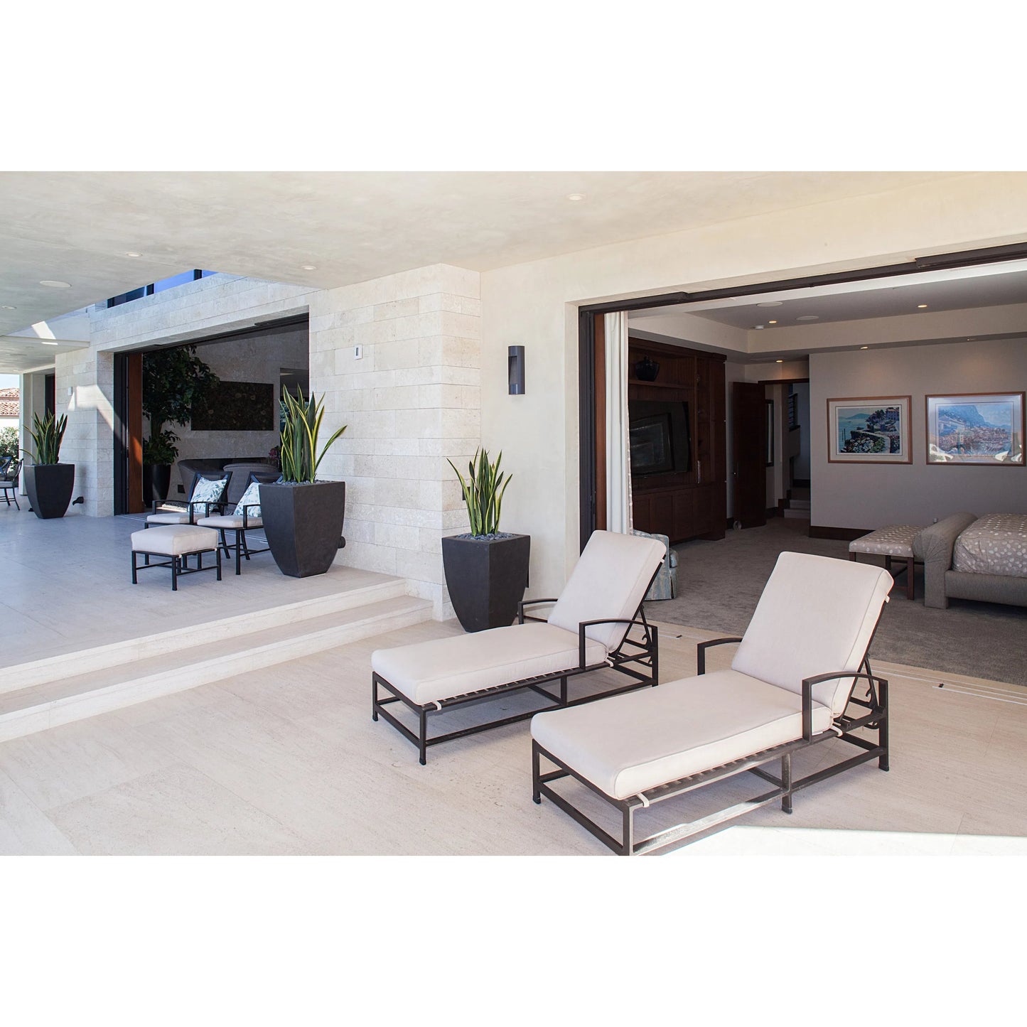 005 SI-2167005 | Lifestyle | La Outdoor Jolla Chaise by Sunset West in espresso. Made from aluminum in a modern style.