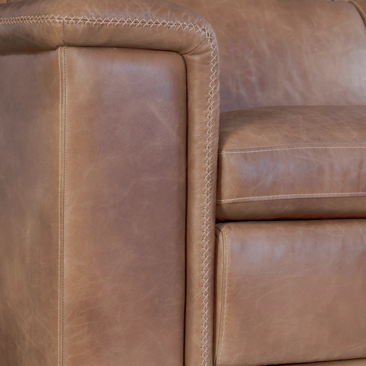 005 SI-2534146 | Closeup | Lioni Leather 4-PIECE Power Motion Sectional by Bernhardt in brown. Made from leather in a unique style.