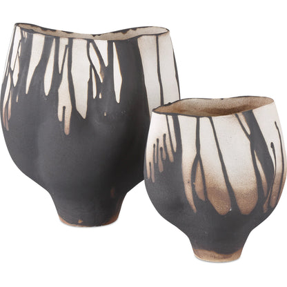 Inoue Vase by Currey and Company in black, off-white. Made from porcelain in a modern style.
