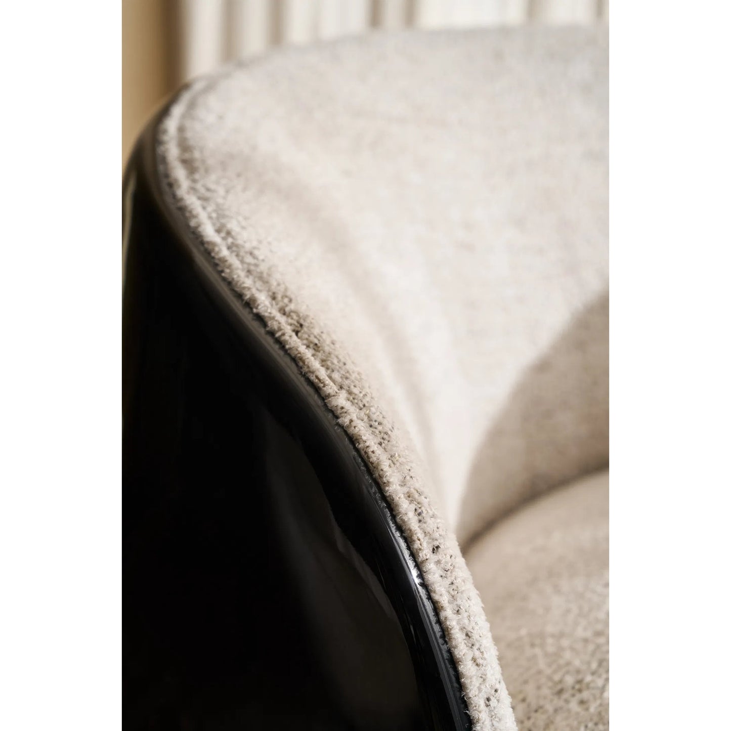 007 SI-2370755 | Closeup | Cuff Swivel Chair by Caracole in ivory and piano black. Made from unique in a modern style.