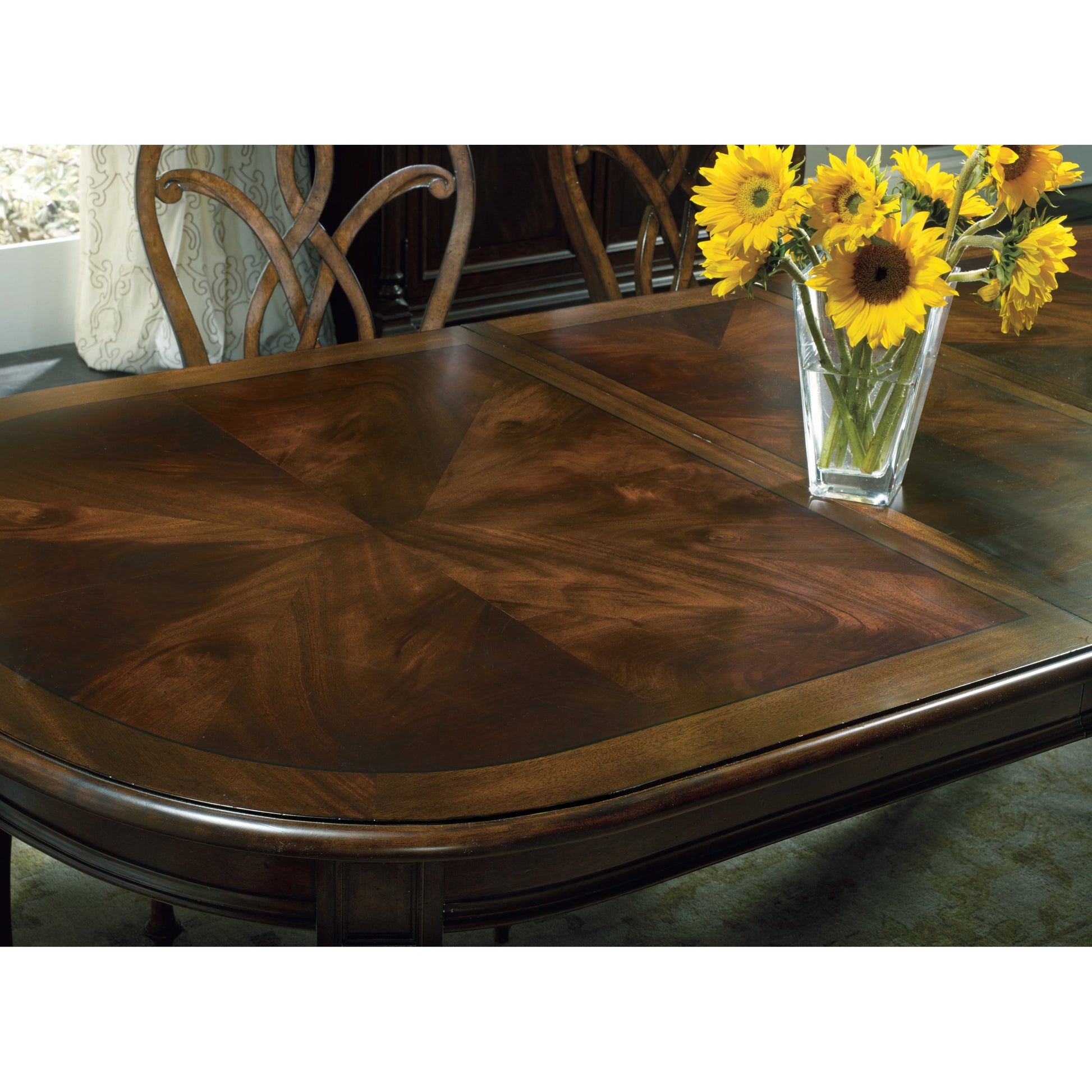 Leesburg Leg Table by Hooker Furniture in mahogany. Made from mahogany veneers in a traditional style.