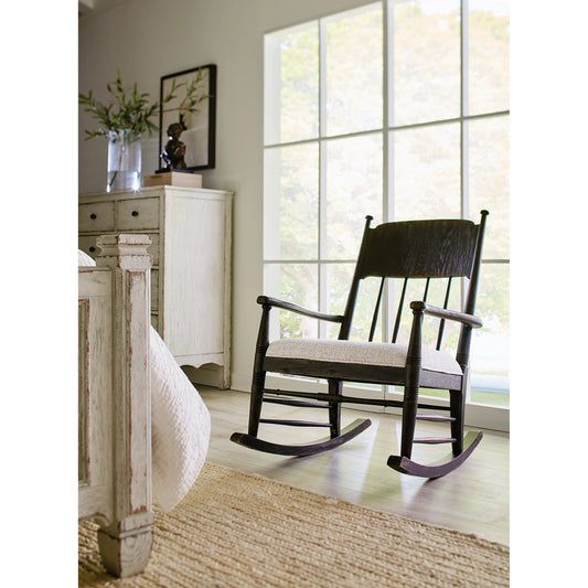 Americana Rocking Chair by Hooker Furniture in beige and molasses finish. Made from oak veneers and fabric in a cottage & farmhouse style.