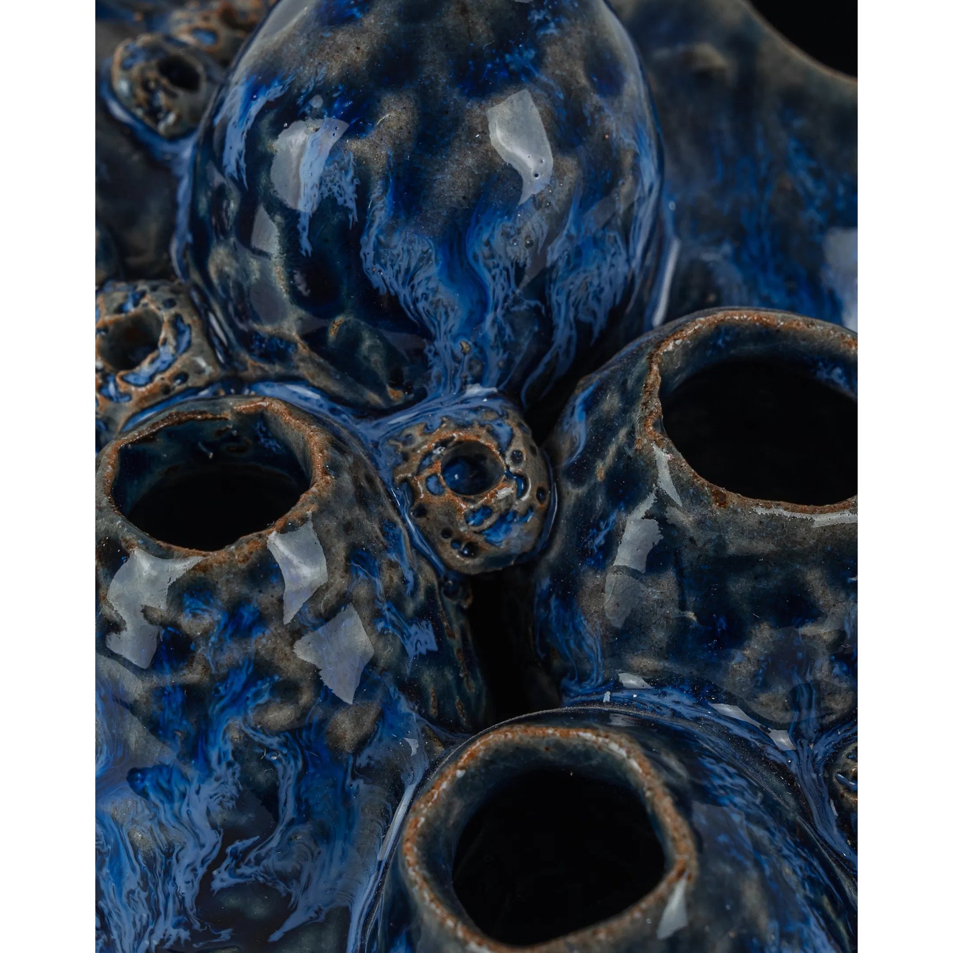 Sulawasi Blue Shells by Currey and Company in reactive dark blue. Made from ceramic in a eclectic & global style.