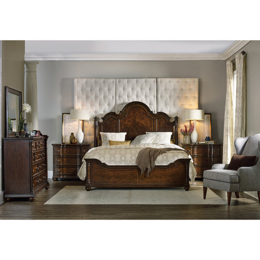 Leesburg Poster Bed by Hooker Furniture in mahogany. Made from mahogany veneers in a unique style.