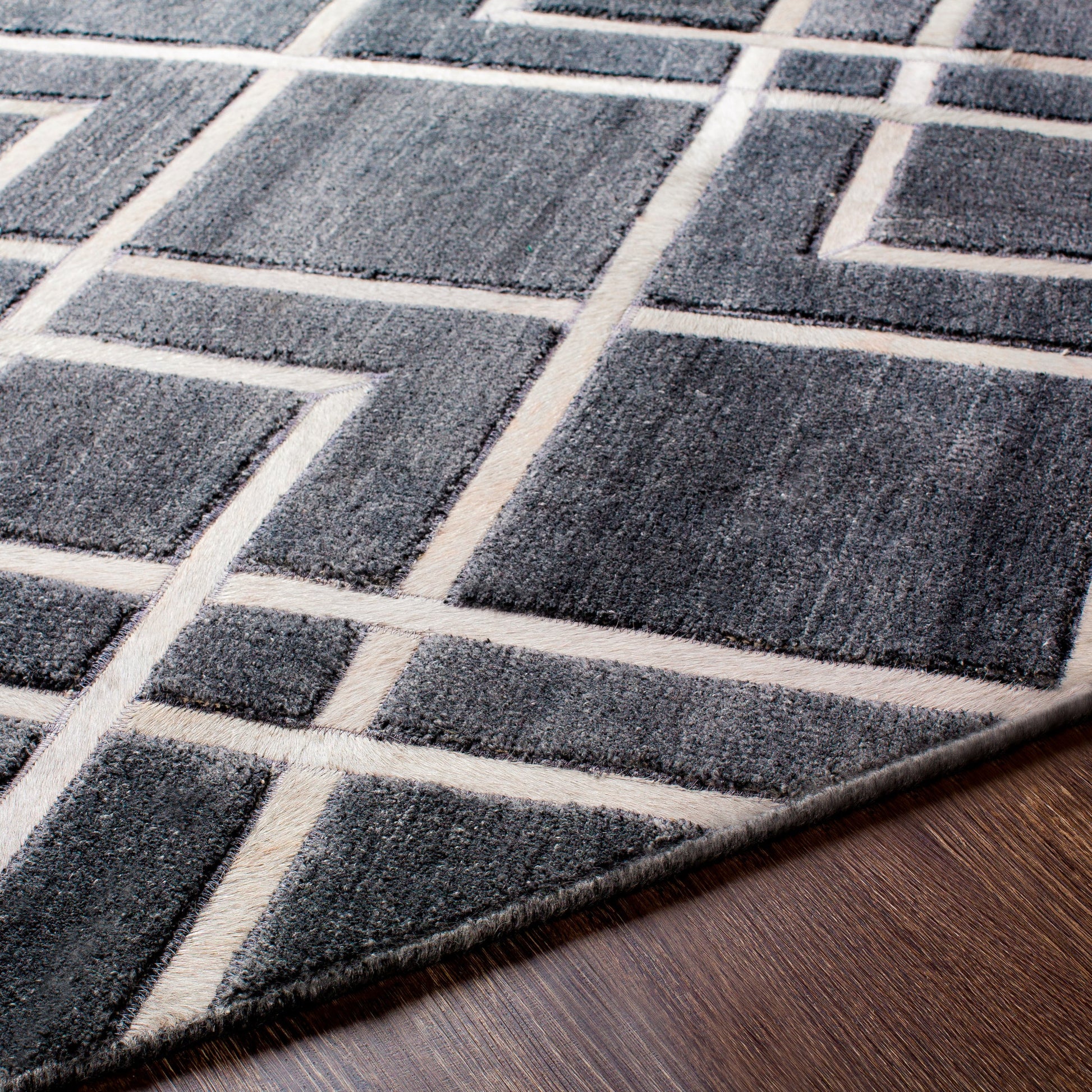 Eloquent ELQ-2305 Rug by Surya in black, gray, light gray. Made from 80% viscose, 20% leather in a unique style.